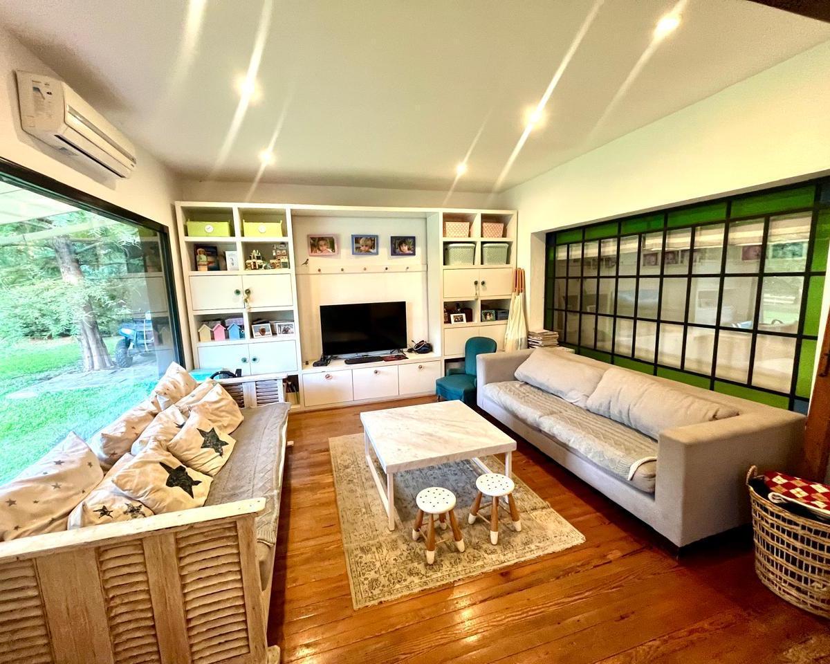 Casa 3/4 Dorm., Pileta, Const 412 m² Terreno 2080 M²! 1