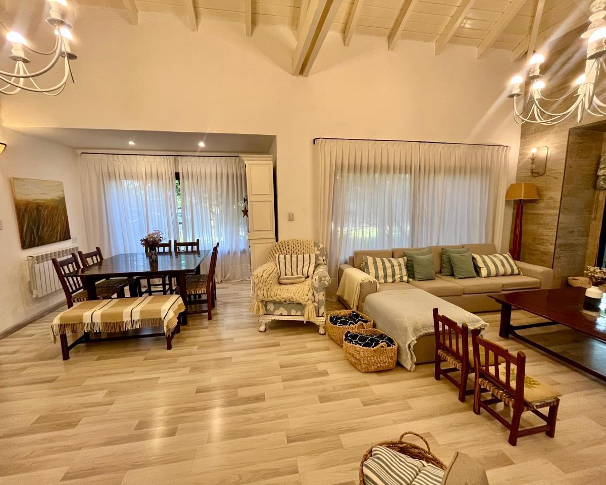 Casa 3/4 Dorm., Pileta, Const 412 m² Terreno 2080 M²! 2