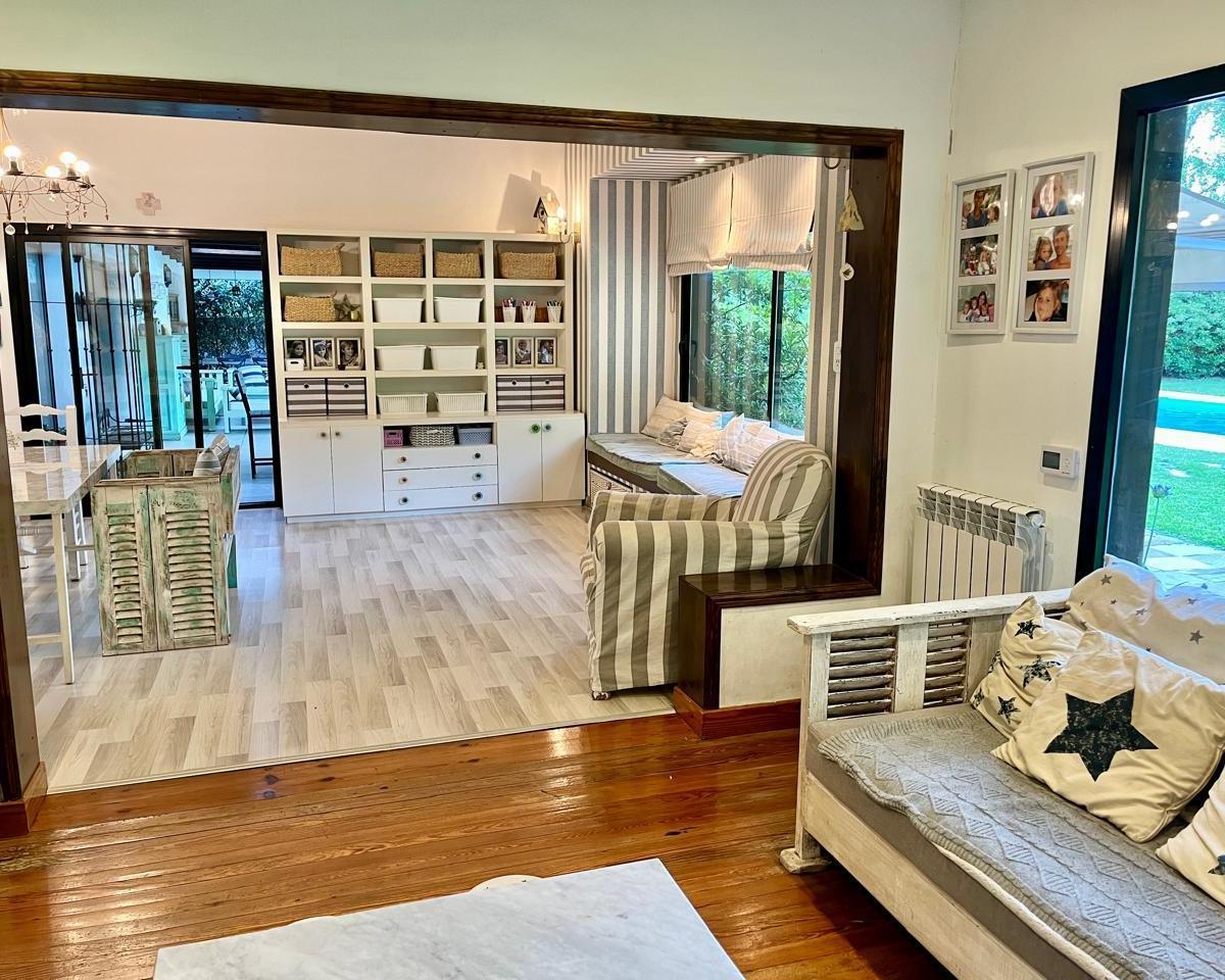 Casa 3/4 Dorm., Pileta, Const 412 m² Terreno 2080 M²! 3