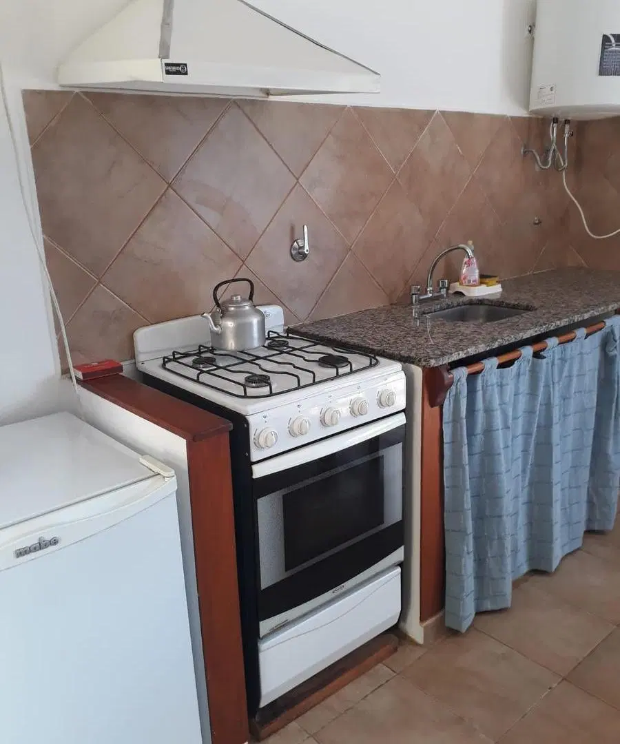 Casa de dos dormitorios y un baño MÁS dos departamentos de un dorm con baño, Piscina de Diseño y Vis 5