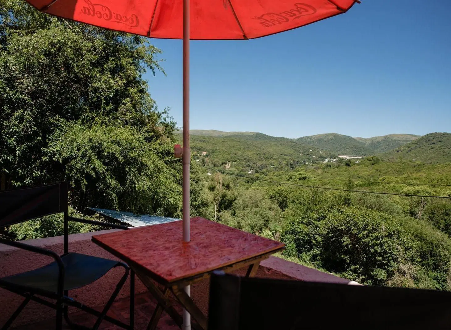 Casa de dos dormitorios y un baño MÁS dos departamentos de un dorm con baño, Piscina de Diseño y Vis 2