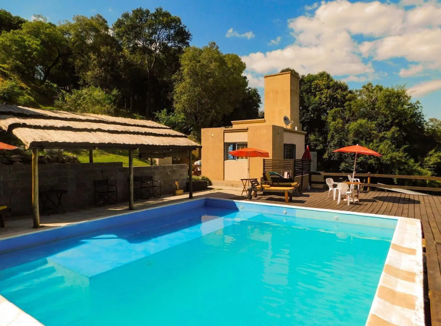 Casa de dos dormitorios y un baño MÁS dos departamentos de un dorm con baño, Piscina de Diseño y Vis 3