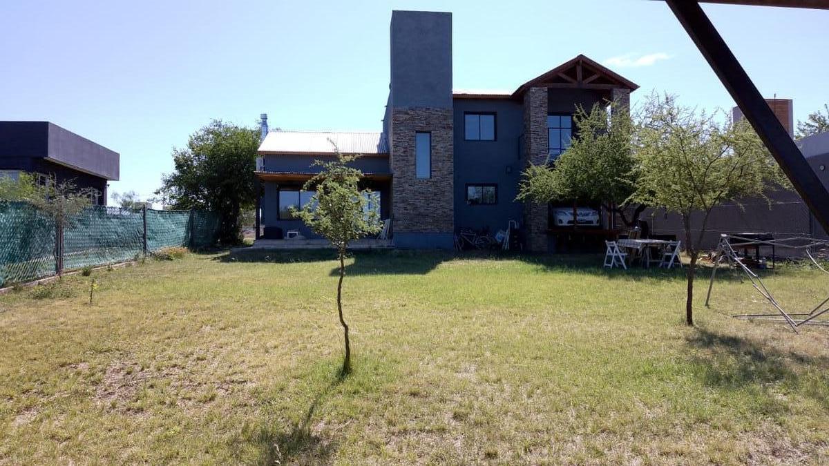 Casa en lote de 700 mts . Hermosa vista, Diseño y Seguridad en B° Bela Vista. Río Ceballos