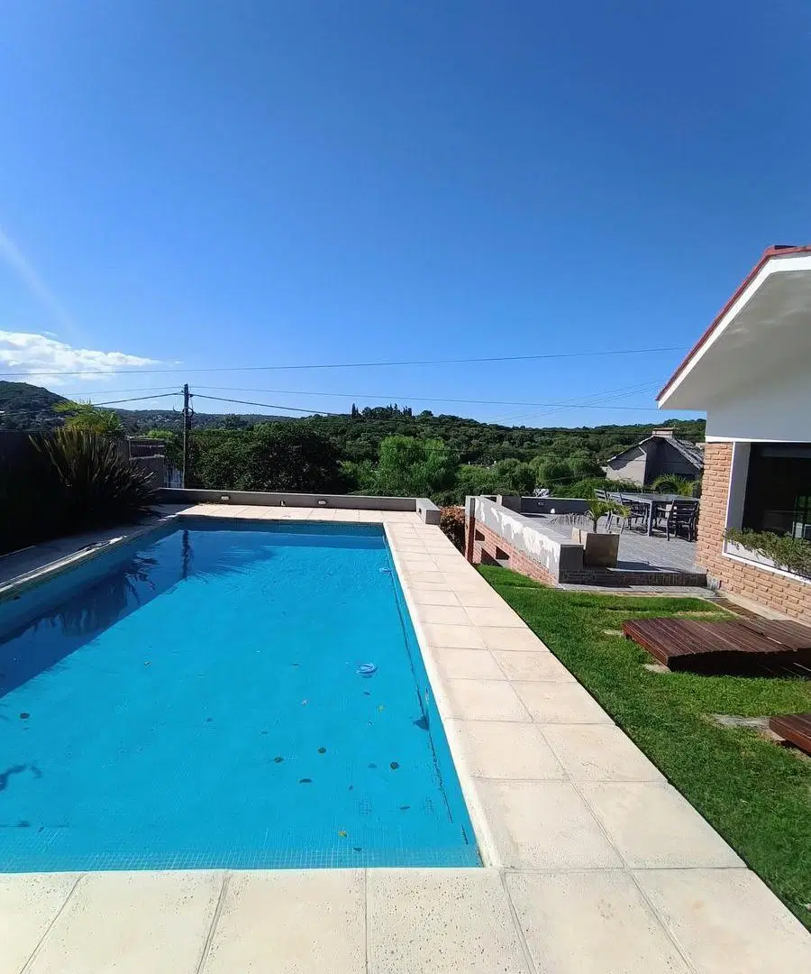 CASA CON PISCINA CLIMATIZADA, 3 DORM. GARAGE P/ 3 AUTOS, QUINCHO, COMPLETAMENTE AMOBLADA 2