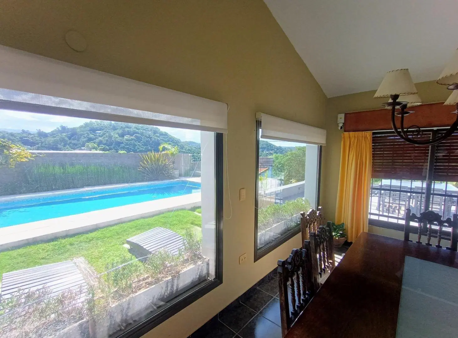 CASA CON PISCINA CLIMATIZADA, 3 DORM. GARAGE P/ 3 AUTOS, QUINCHO, COMPLETAMENTE AMOBLADA 5