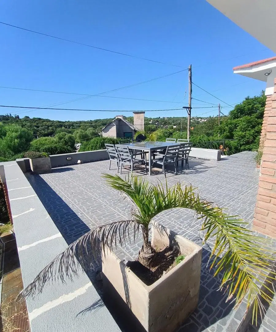 CASA CON PISCINA CLIMATIZADA, 3 DORM. GARAGE P/ 3 AUTOS, QUINCHO, COMPLETAMENTE AMOBLADA 3