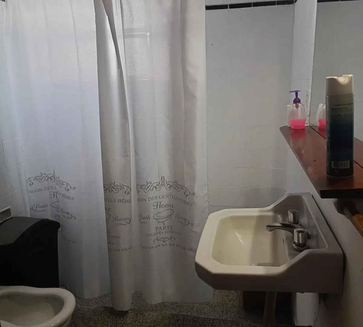 BARRIO JUNIORS . CASA EN VENTA AGULLA GARZÓN ESQUINA ZUVIRIA 8