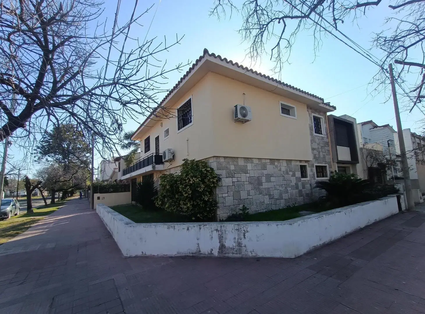 BARRIO JUNIORS . CASA EN VENTA AGULLA GARZÓN ESQUINA ZUVIRIA 4