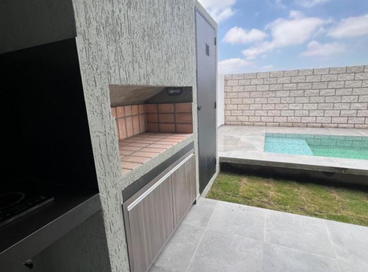ALQUILO AMOBLADO DUPLEX DE CATEGORÍA DOCTA, PISCINA