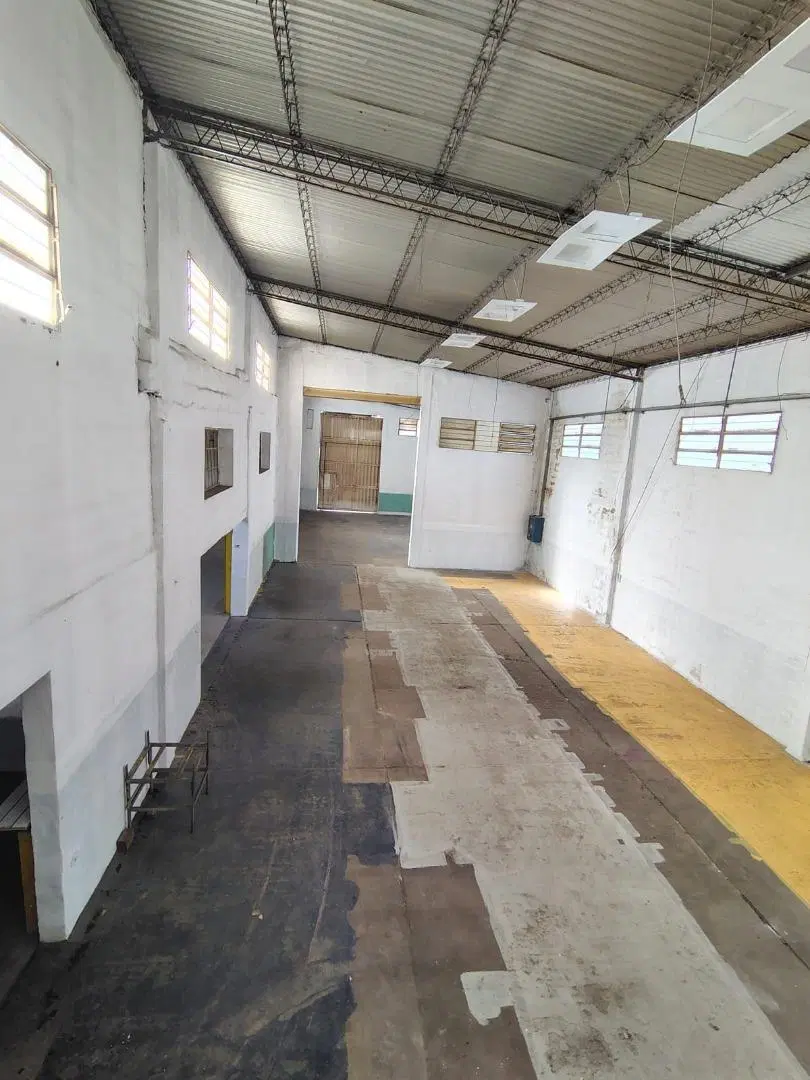 ALQUILO GALPON 800 MT2 EN AV. BODEREAU 2