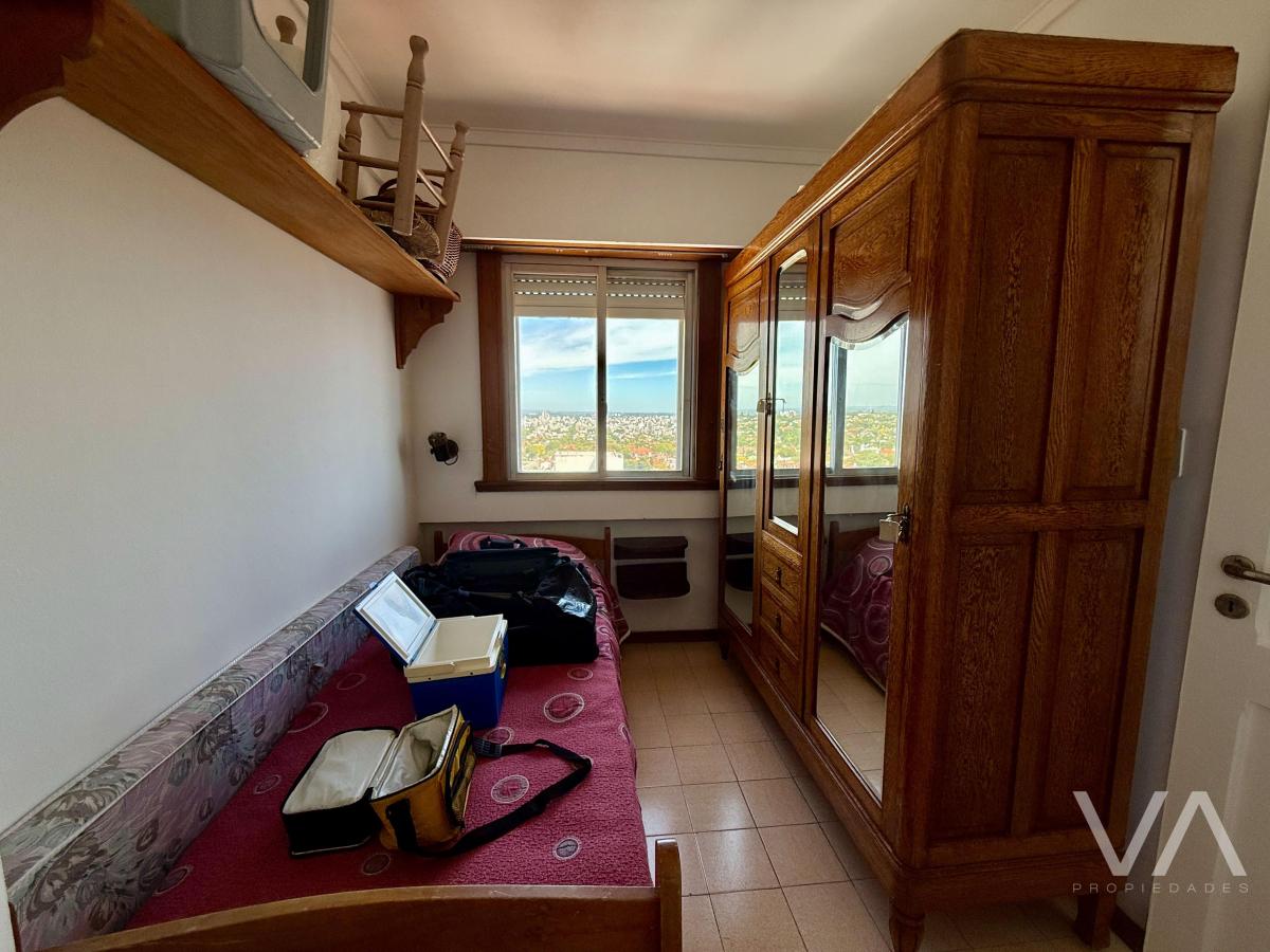 Departamento de 4 ambientes, primera linea al mar. Dos cocheras. Playa Grande.