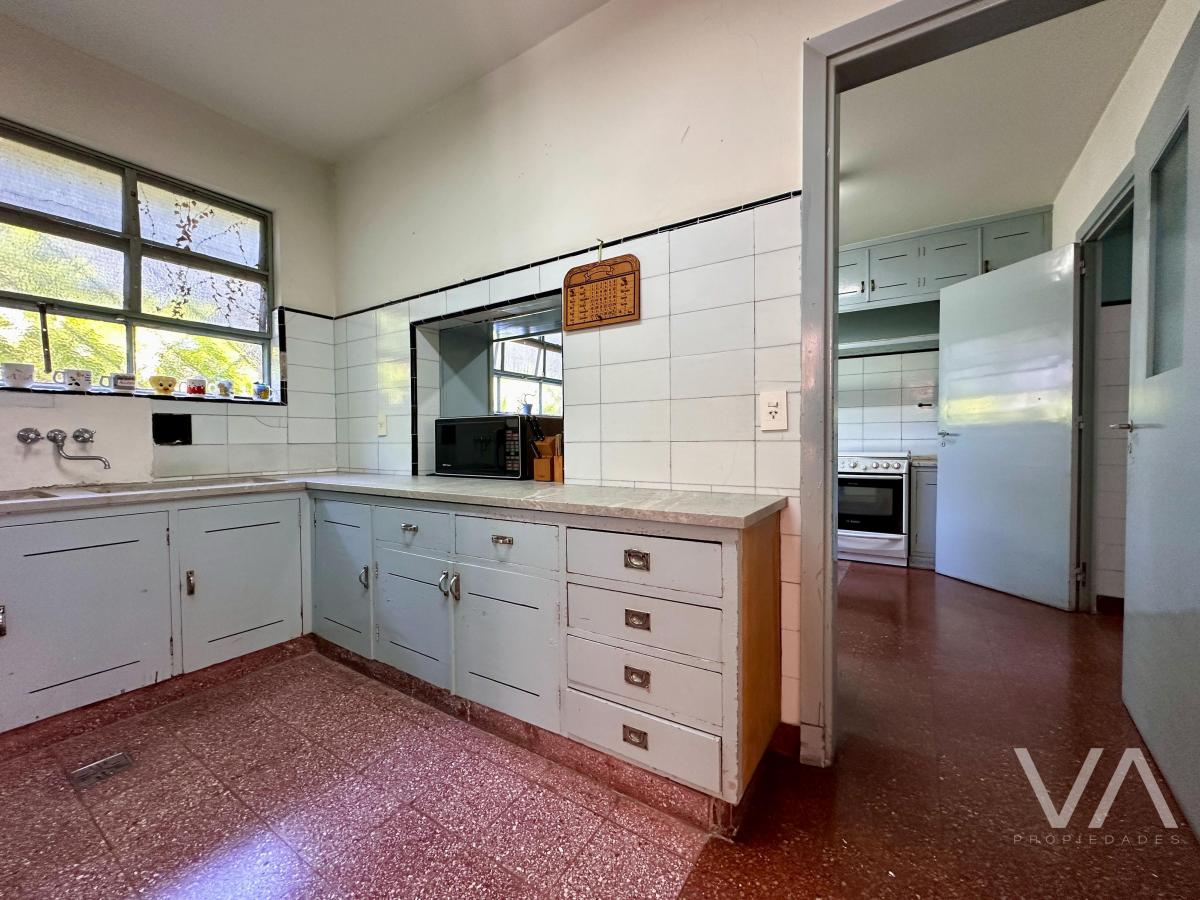 Foto de Excelente chalet en esquina. Gran jardín. Los Troncos., imagen 2