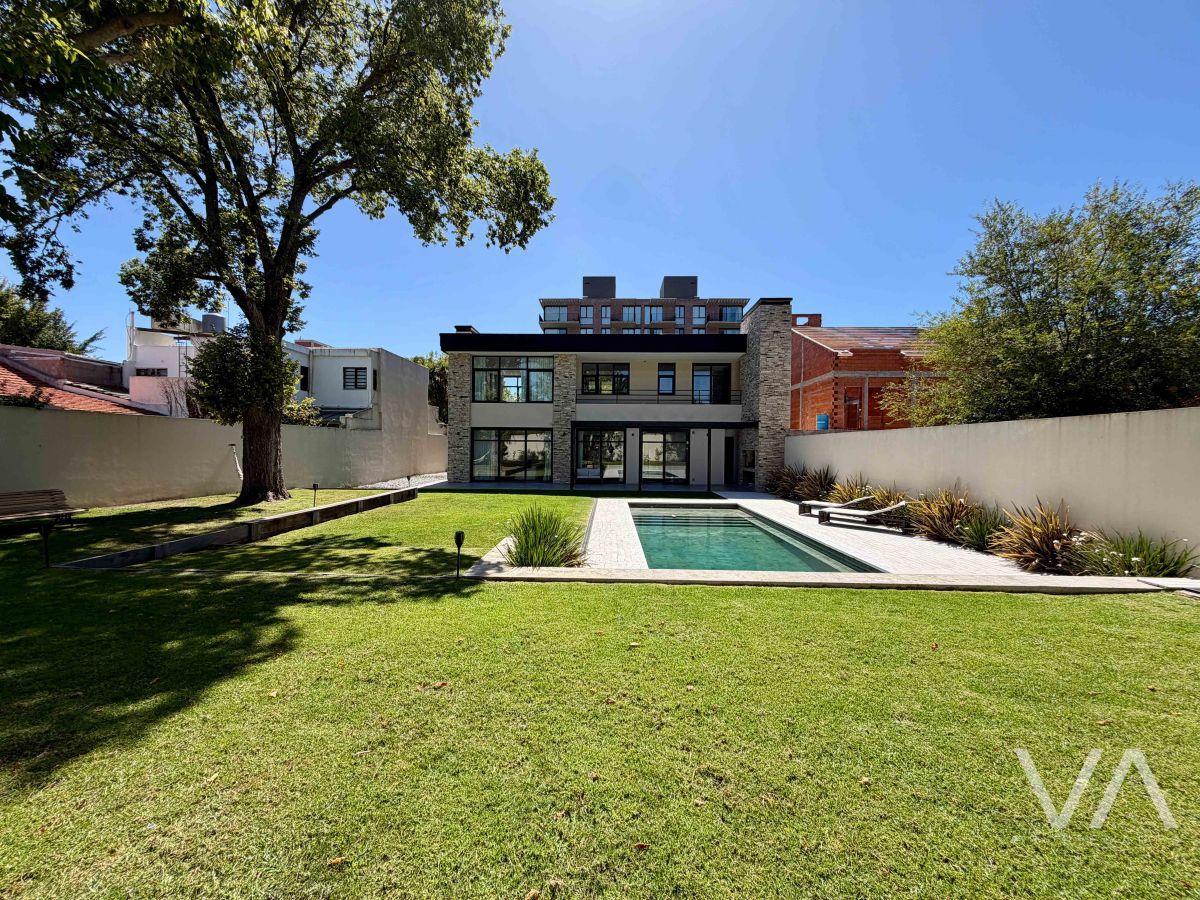 Casa de estilo contemporáneo con 3 dormitorios. Jardín y piscina. Los Troncos.