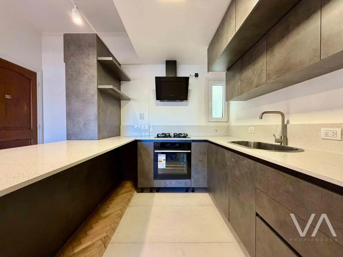 Impecable departamento reciclado de 4 ambientes. Plaza Mitre. 2
