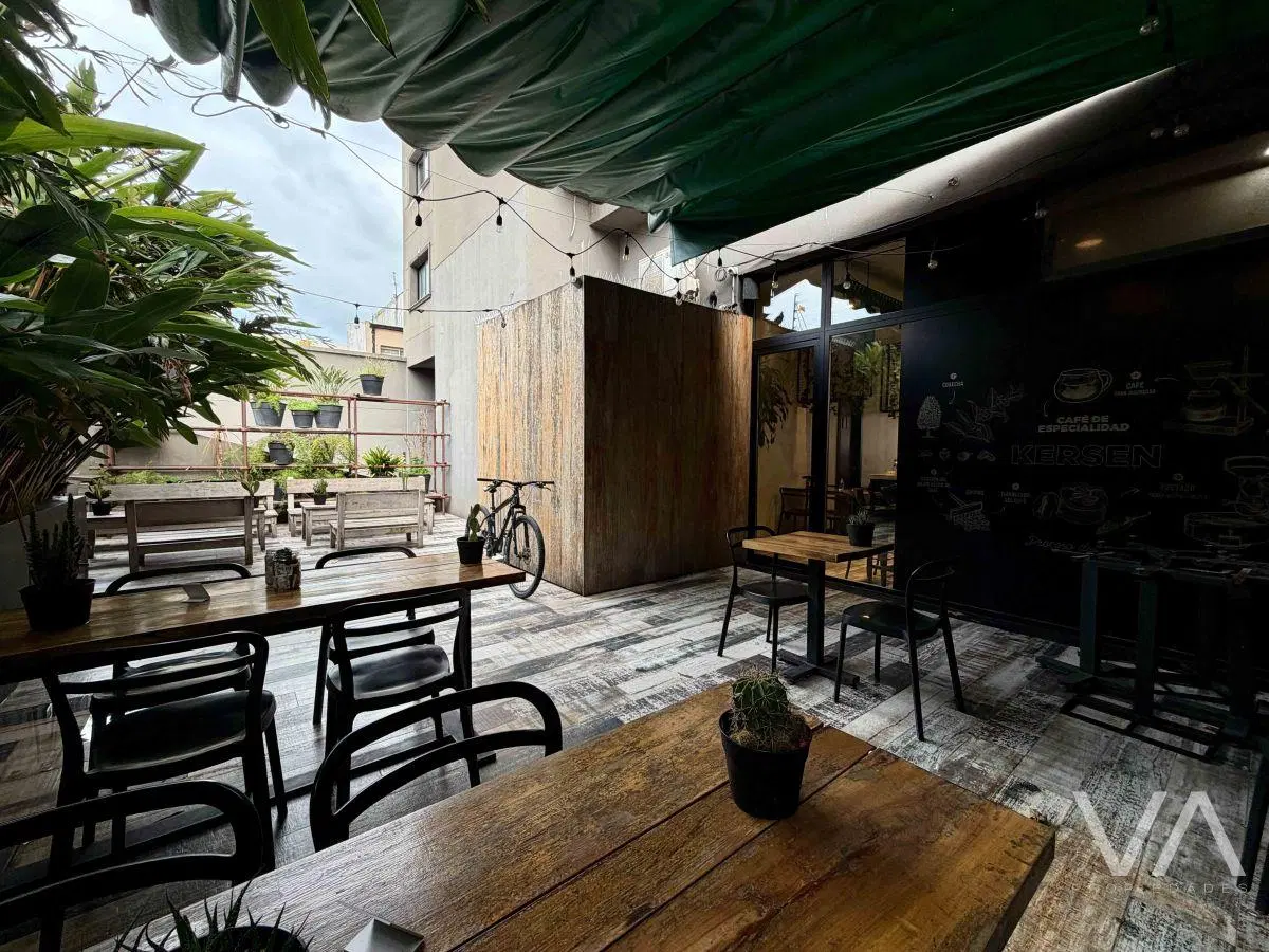 Moderno local con patio. Zona Güemes. 4