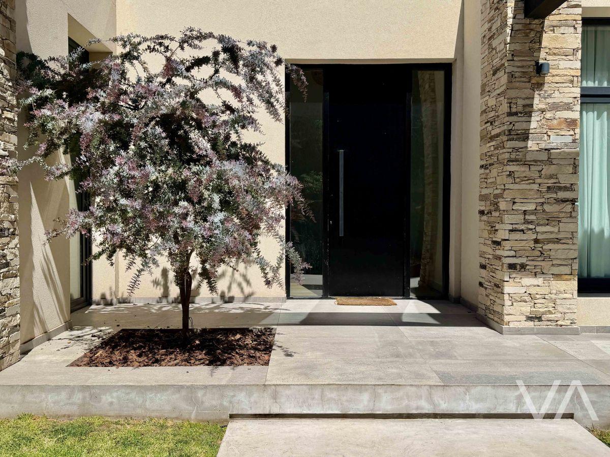 Foto de Espectacular casa con 3 dormitorios. Jardín y piscina. Los Troncos., imagen 3