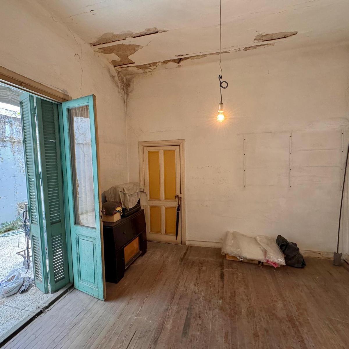 Foto de CASA EN VENTA SOBRE CALLE TRENQUE LAUQUEN, LINIERS, imagen 2