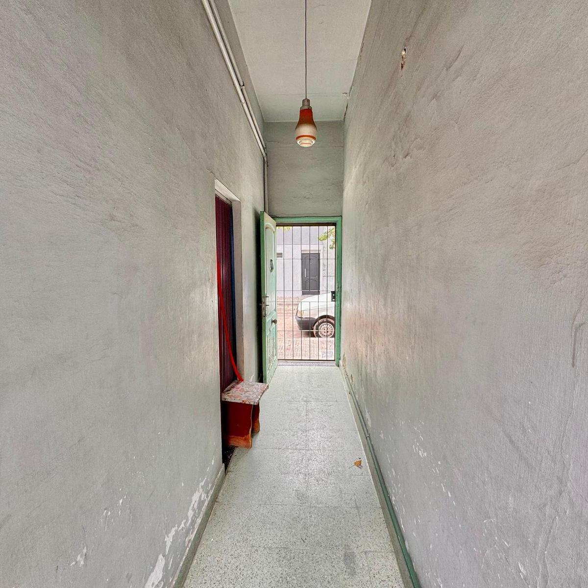 Foto de CASA EN VENTA SOBRE CALLE TRENQUE LAUQUEN, LINIERS, imagen 4