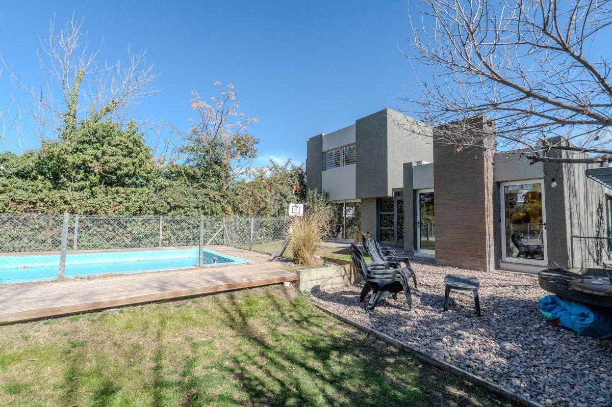 Casa 4 habitaciones 3 baños y piscina en Barrio Cordón del Plata, Luján de Cuyo