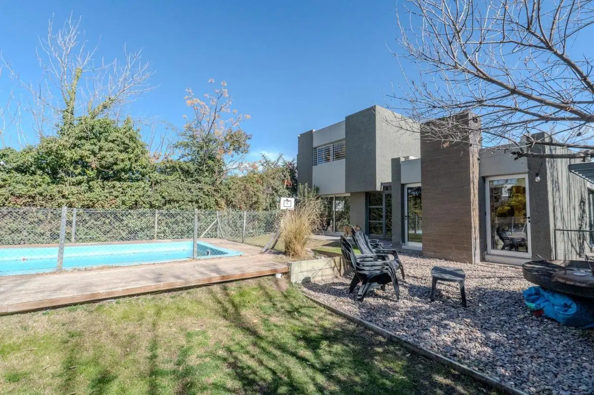 Casa 4 habitaciones 3 baños y piscina en Barrio Cordón del Plata, Luján de Cuyo 1