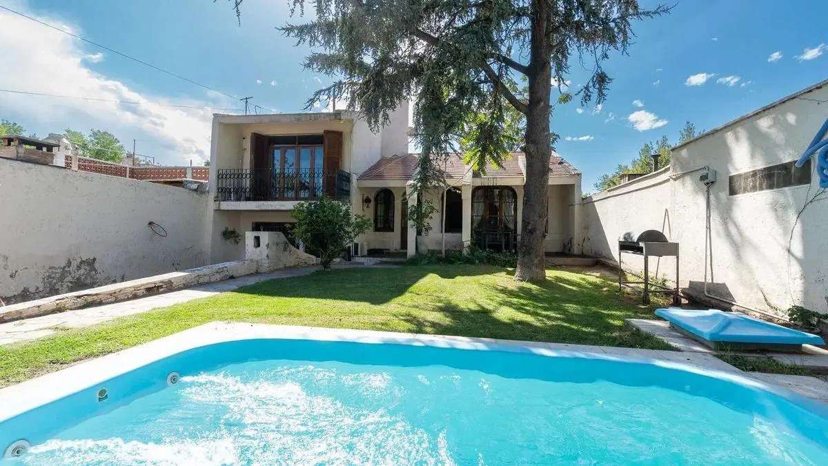 Casa En Venta Godoy Cruz- Apta Credito / 3 Dorm/ Piscina/ Cochera Doble/ A Metro 2