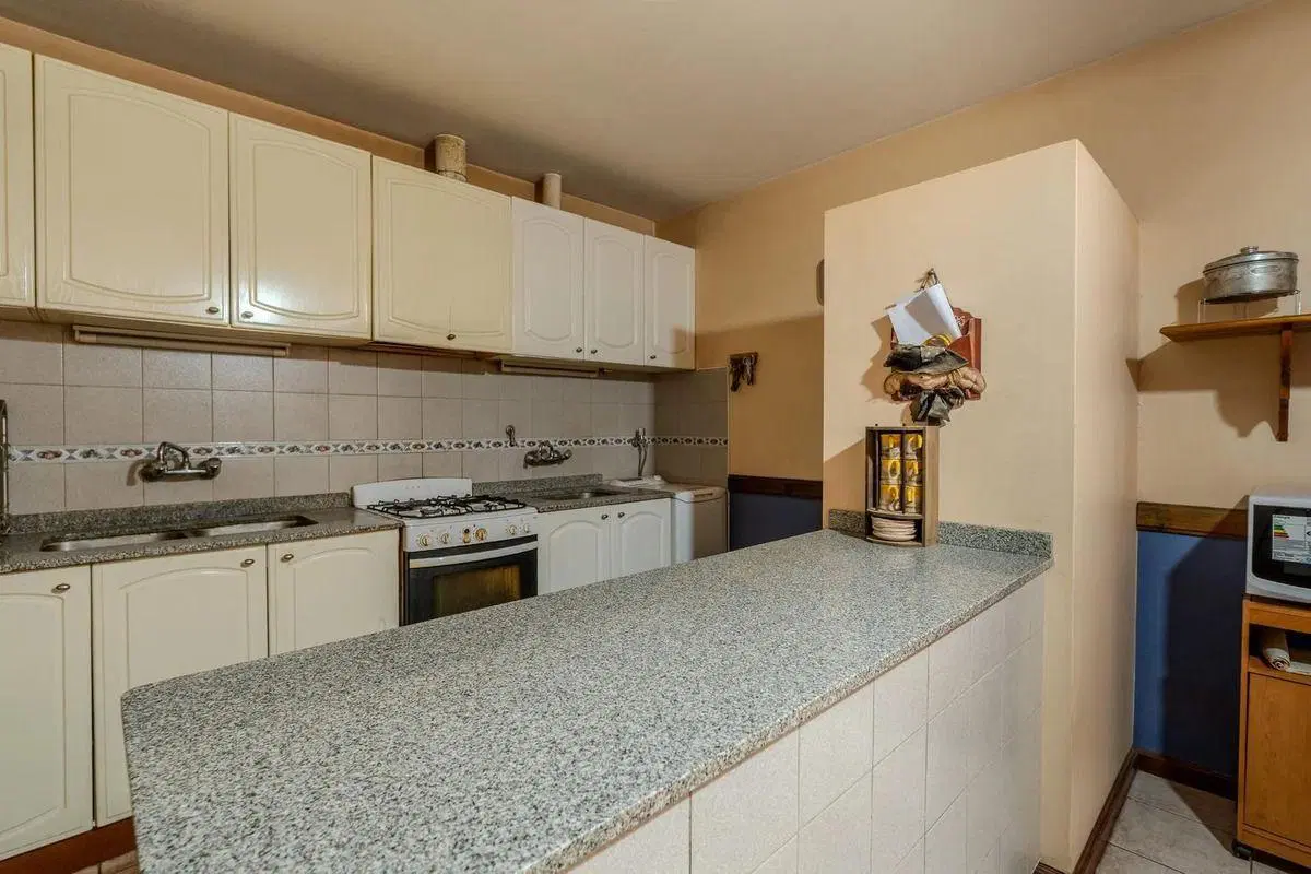 Casa En B° Cementista Residencial/ Apta Credito /Permutas/ 3 Dorm/ Cochera Doble 8