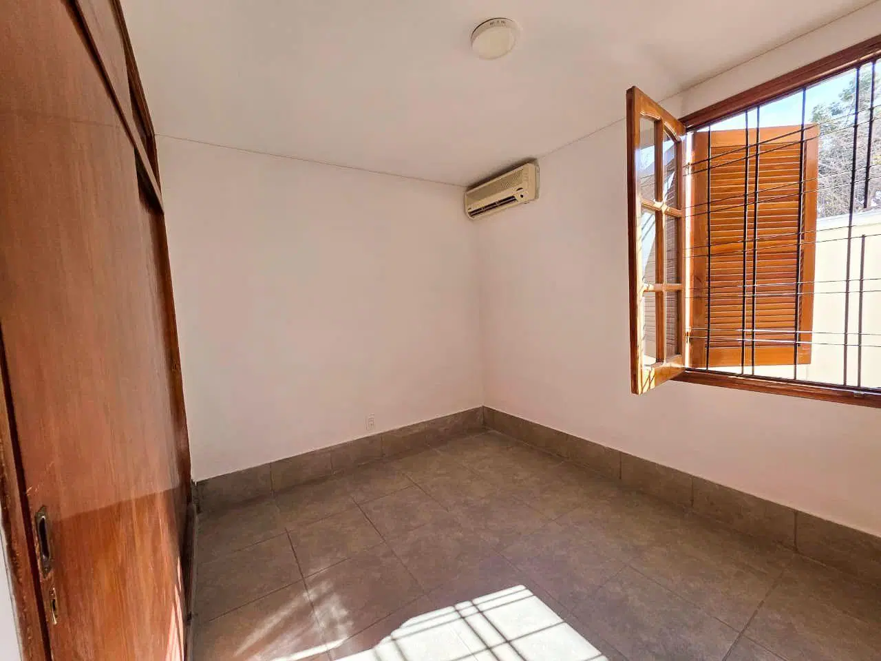 Casa 5 ambientes 3 dormitorios. | Abraham Lemos al 3400 3
