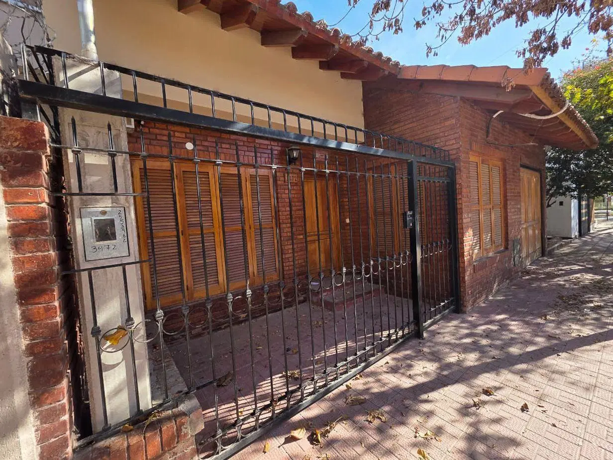Casa 5 ambientes 3 dormitorios. | Abraham Lemos al 3400 1