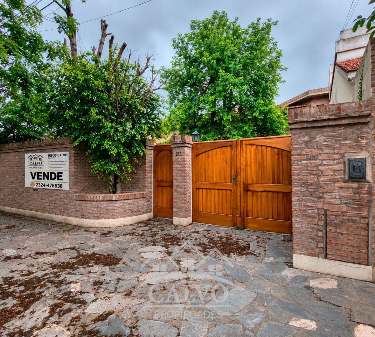 Foto de Excelente Casa en Dos Plantas. Mercedes, Buenos Aires., imagen 1