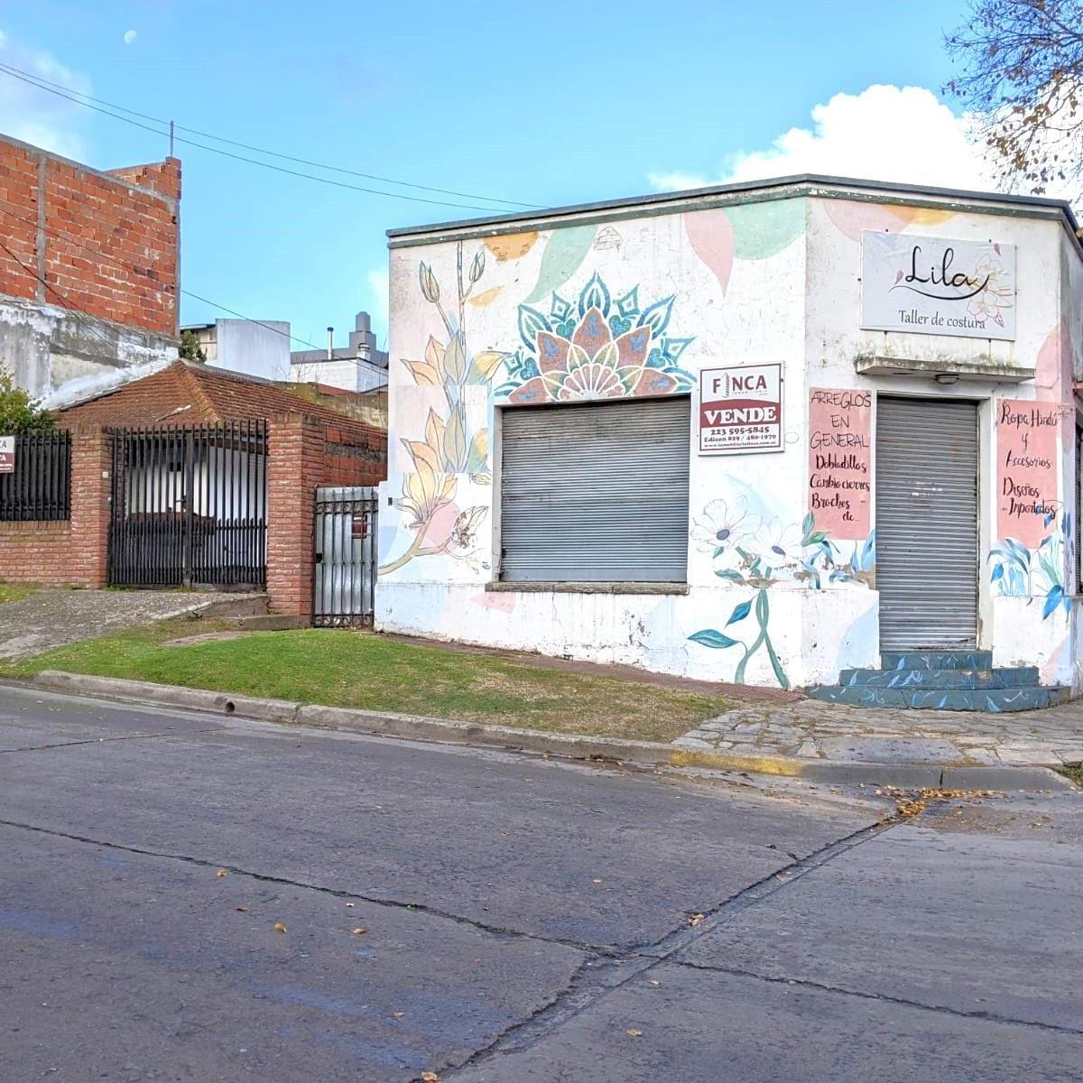 Local Comercial con Chalet de Tres Ambientes en Zona Gruta Lourdes 2