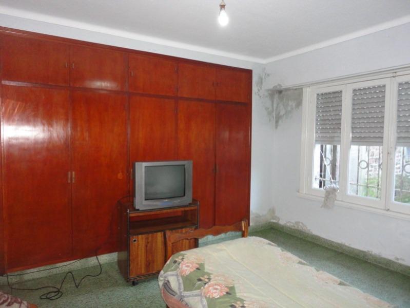 Chalet sobre Av. Fortunato de la Plaza.
