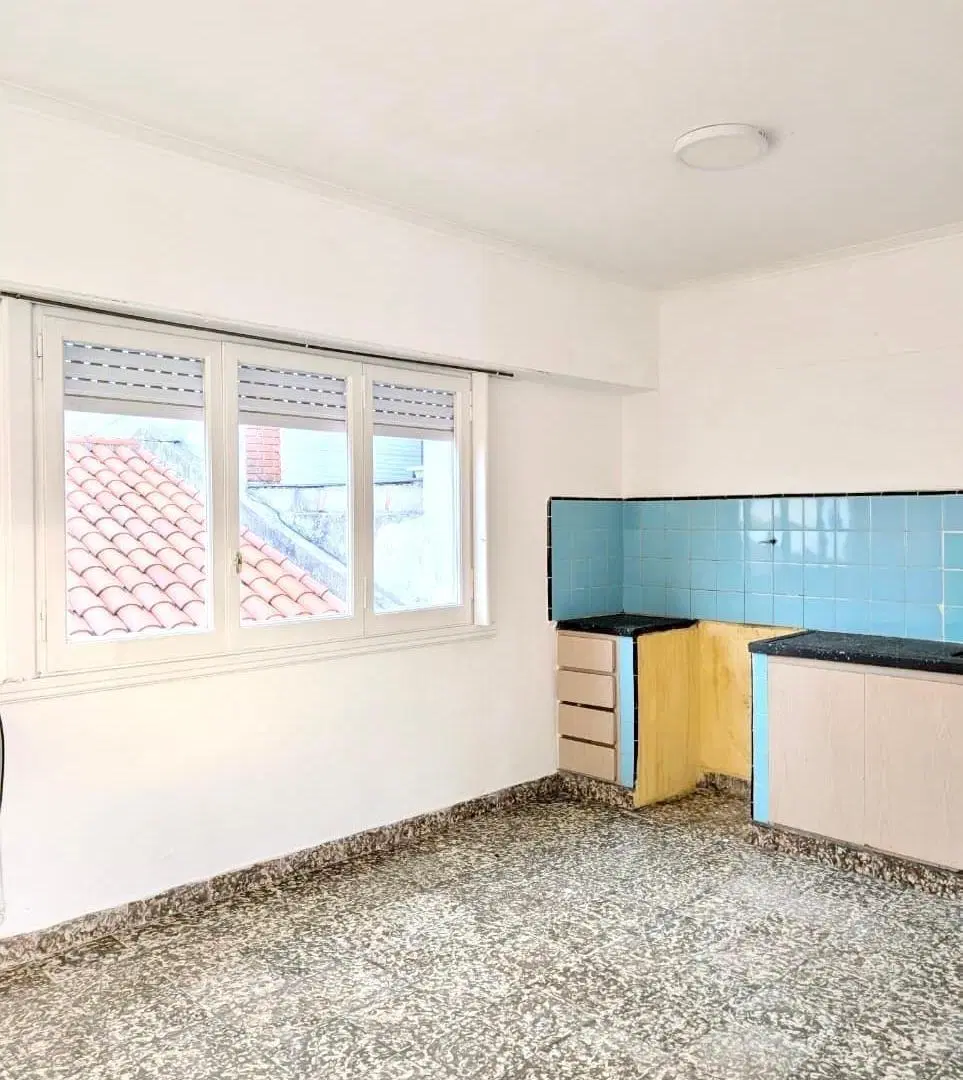Departamento dos ambientes en planta alta. 2