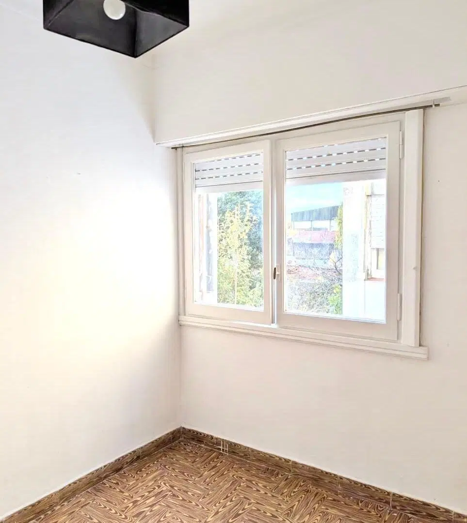 Departamento dos ambientes en planta alta. 5