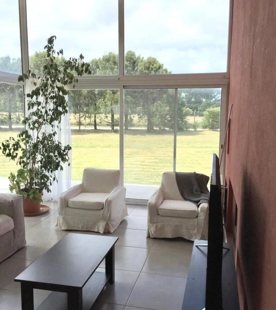 Chalet dispuesto en dos plantas con parque y piscina en Barrio Rumenco 5