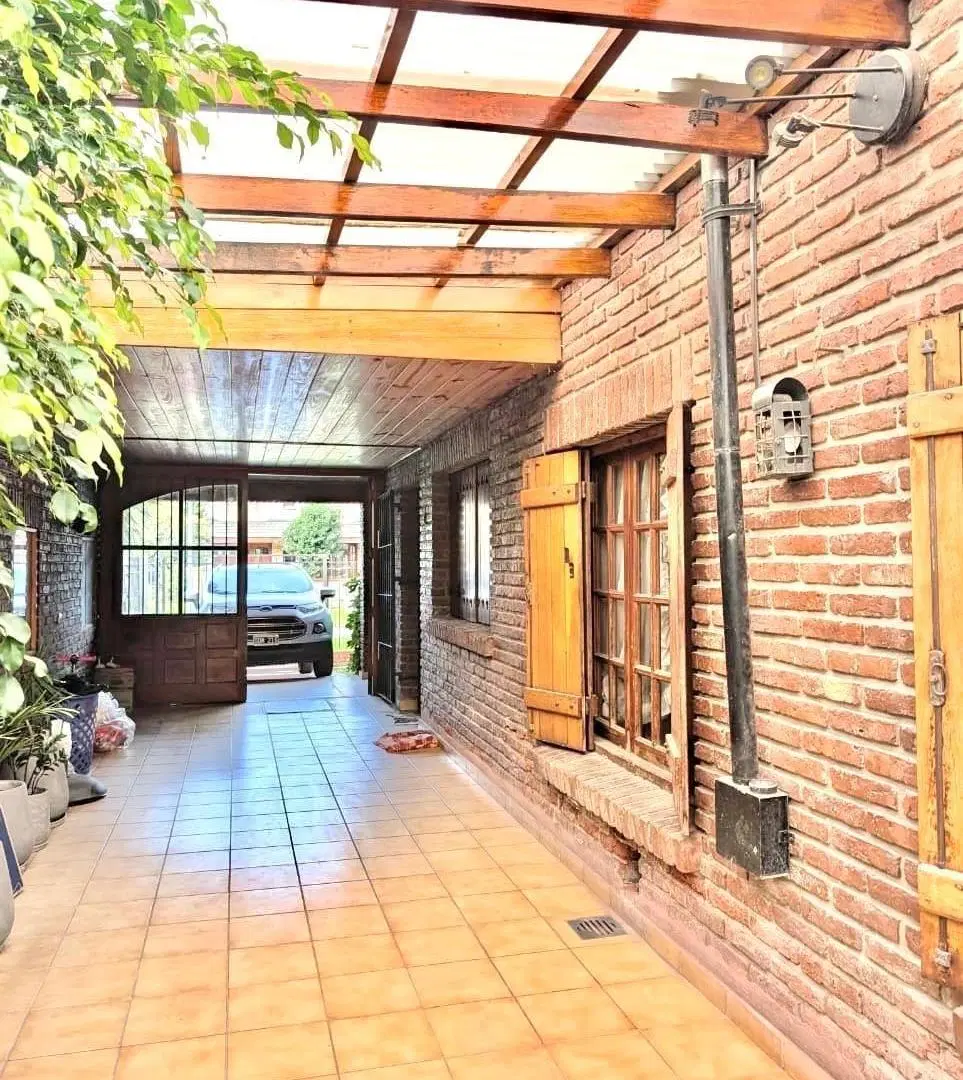 Chalet cuatro ambientes dispuestos en dos plantas con garage y quincho. 5