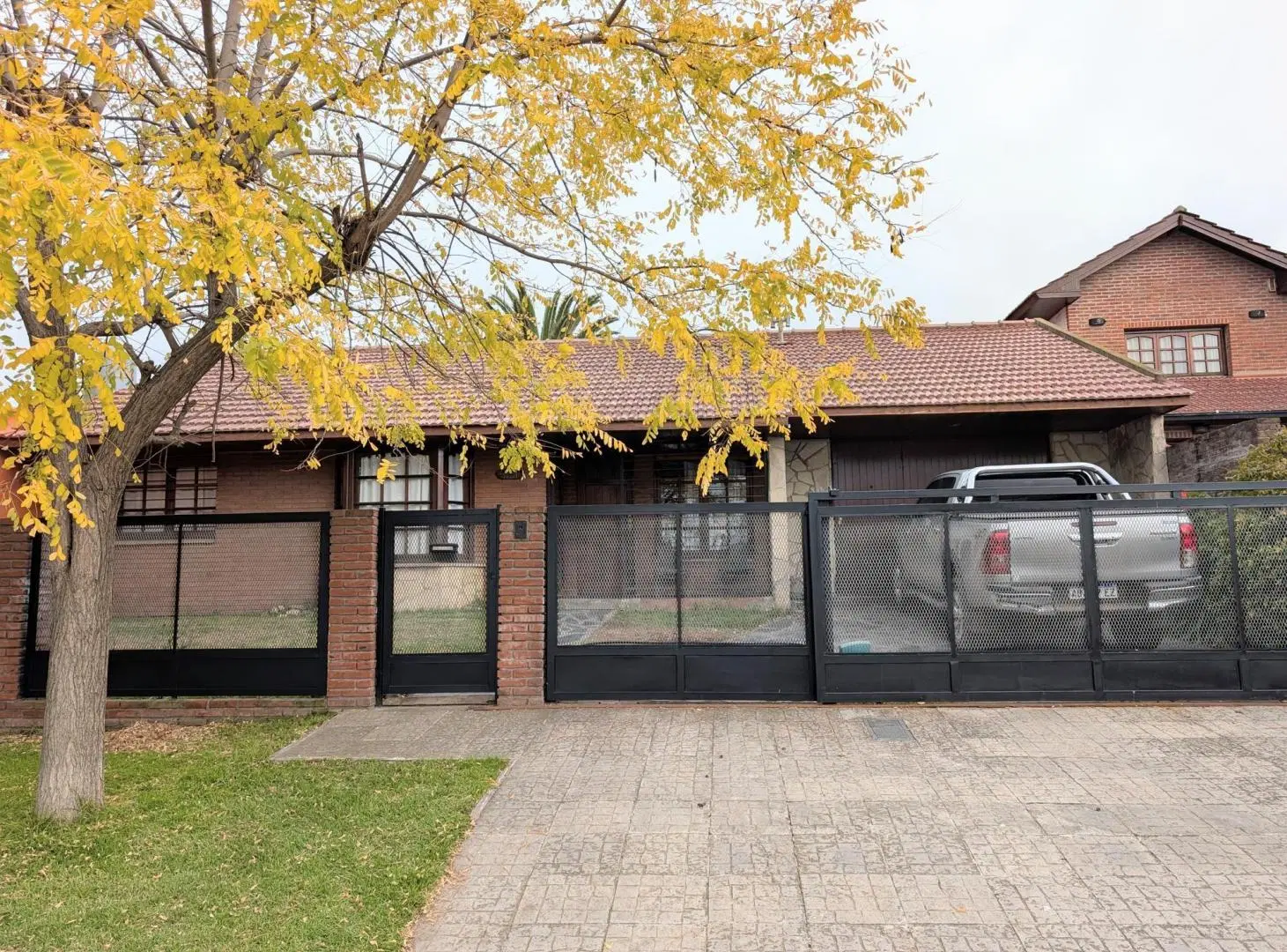 Permuta !!!! Chaltet Colinas de Peralta Ramos cuatro ambientes con piscina, parque y quincho. 3