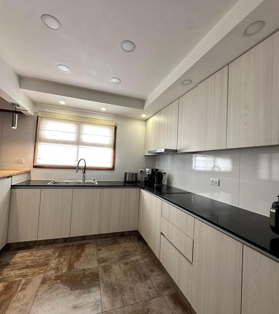 Departamento planta alta con tres locales en Barrio Cerrito