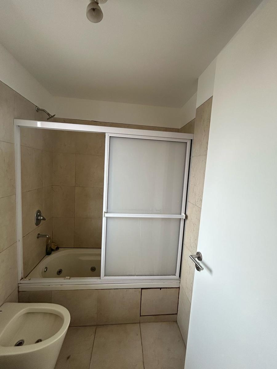 Hermoso Departamento 2 Amb. con Amplio Balcon y Vista a La Plaza en Torre de Lujo 4