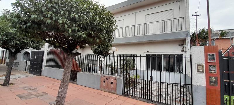 Muy buena casa multifamiliar de 6 ambientes sobre lote de 253m2.