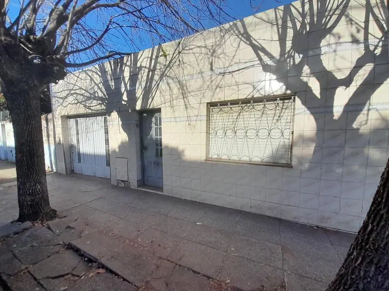 Casa a refaccionar sobre lote propio 2