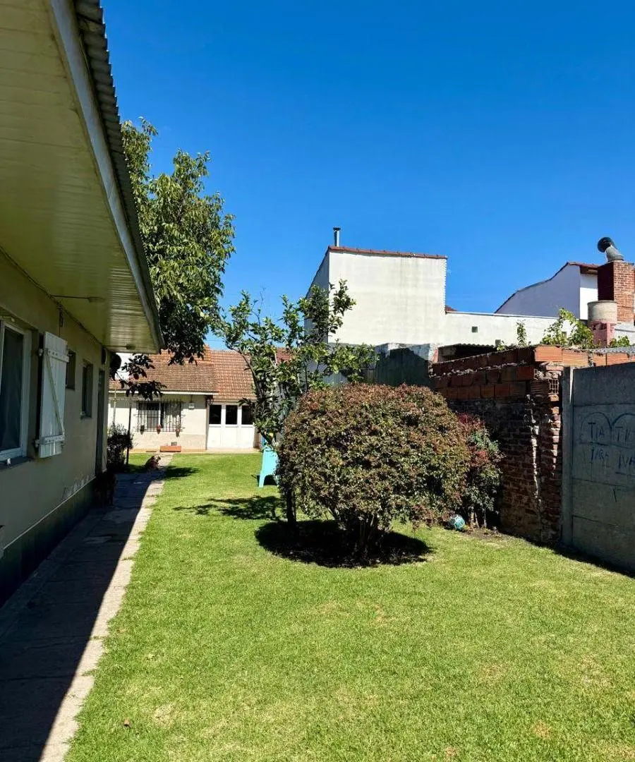 VENTA CHALET CON DEPARTAMENTO RODEADO DE AMPLIO PARQUE 2