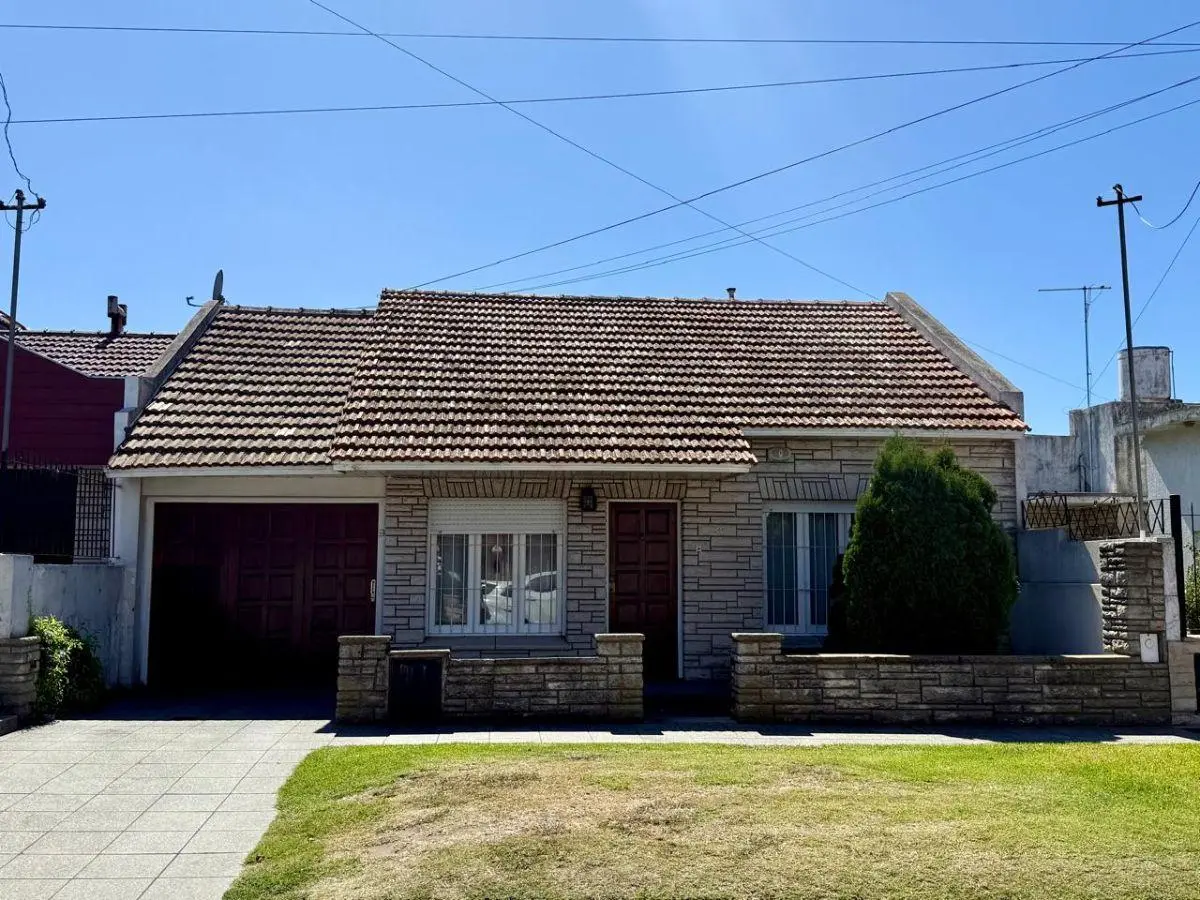 VENTA CHALET CON DEPARTAMENTO RODEADO DE AMPLIO PARQUE 1