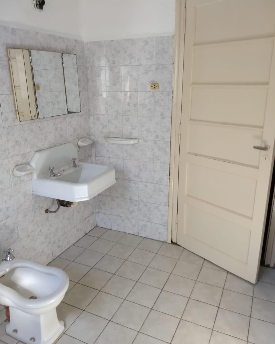 CASA EN VENTA CON DOS DEPARTAMENTOS DE DOS DORMITORIOS Y OTRO DE UN DORMITORIO EN CALLE AVILA Y ZARA