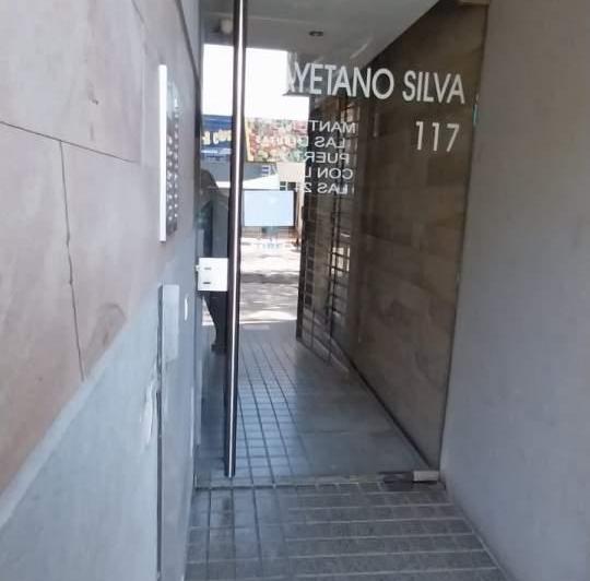 ALQUILER DE  DUPLEX EN CAYETANO SILVA A UNA CUADRA DE AV COLON 1