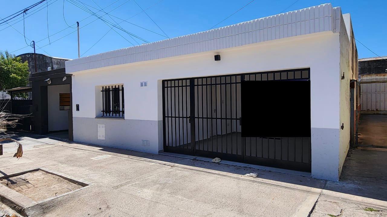 RECICLADA A NUEVA - CASA DE 3 DORM. EN VENTA EN LOS PLATANOS