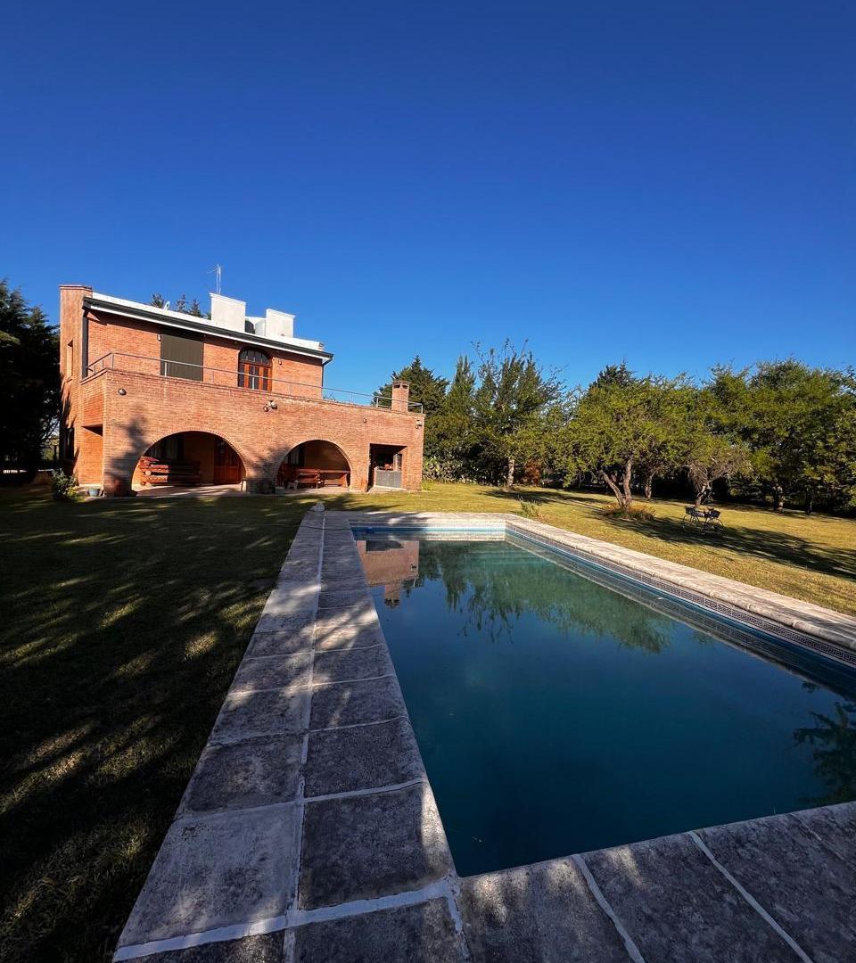 A METROS DEL LAGO - VENTA DE CASA DE 3 DORM CON PILETA EN GRAN TERRENO