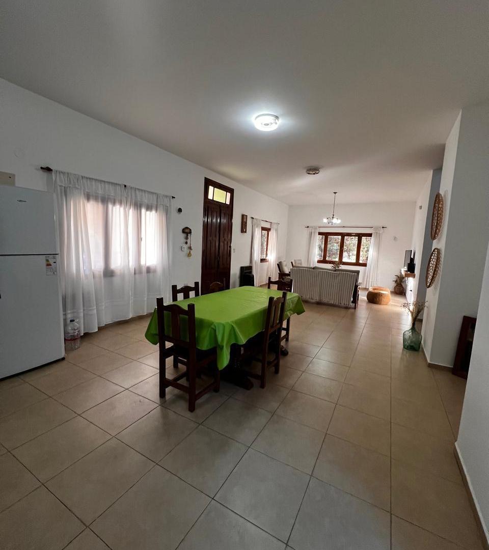 Foto de A METROS DEL LAGO - VENTA DE CASA DE 3 DORM CON PILETA EN GRAN TERRENO, imagen 5
