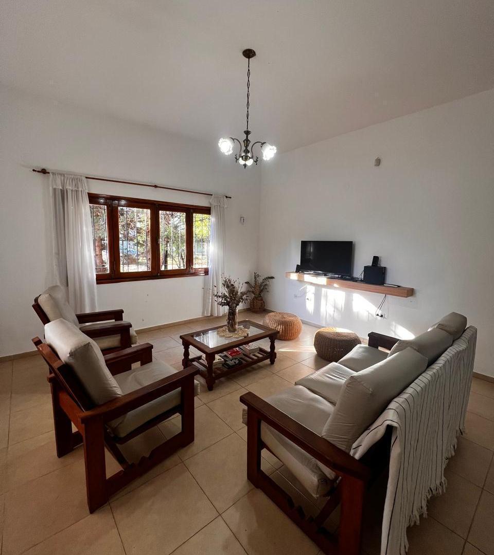 Foto de A METROS DEL LAGO - VENTA DE CASA DE 3 DORM CON PILETA EN GRAN TERRENO, imagen 4