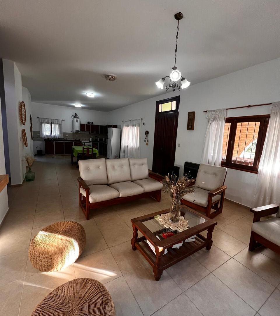 Foto de A METROS DEL LAGO - VENTA DE CASA DE 3 DORM CON PILETA EN GRAN TERRENO, imagen 3