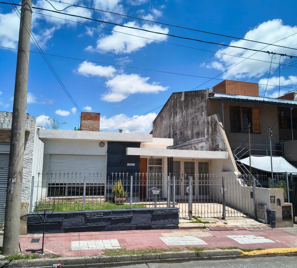 CASA EN VENTA DE DOS DORMITORIOS EN CALLE MAESTRO VIDAL 482 B ALTO ALBERDI